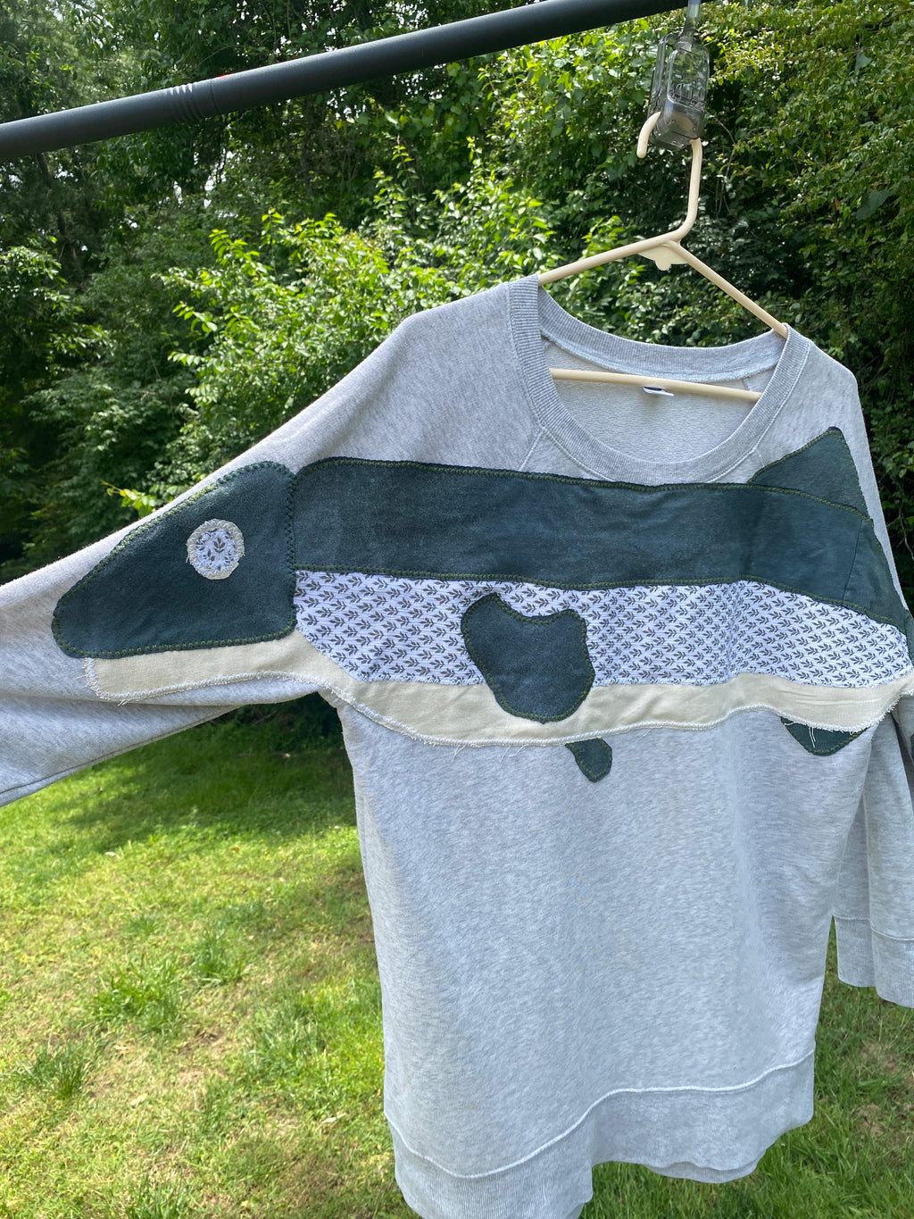 FISH HUG- L Crewneck