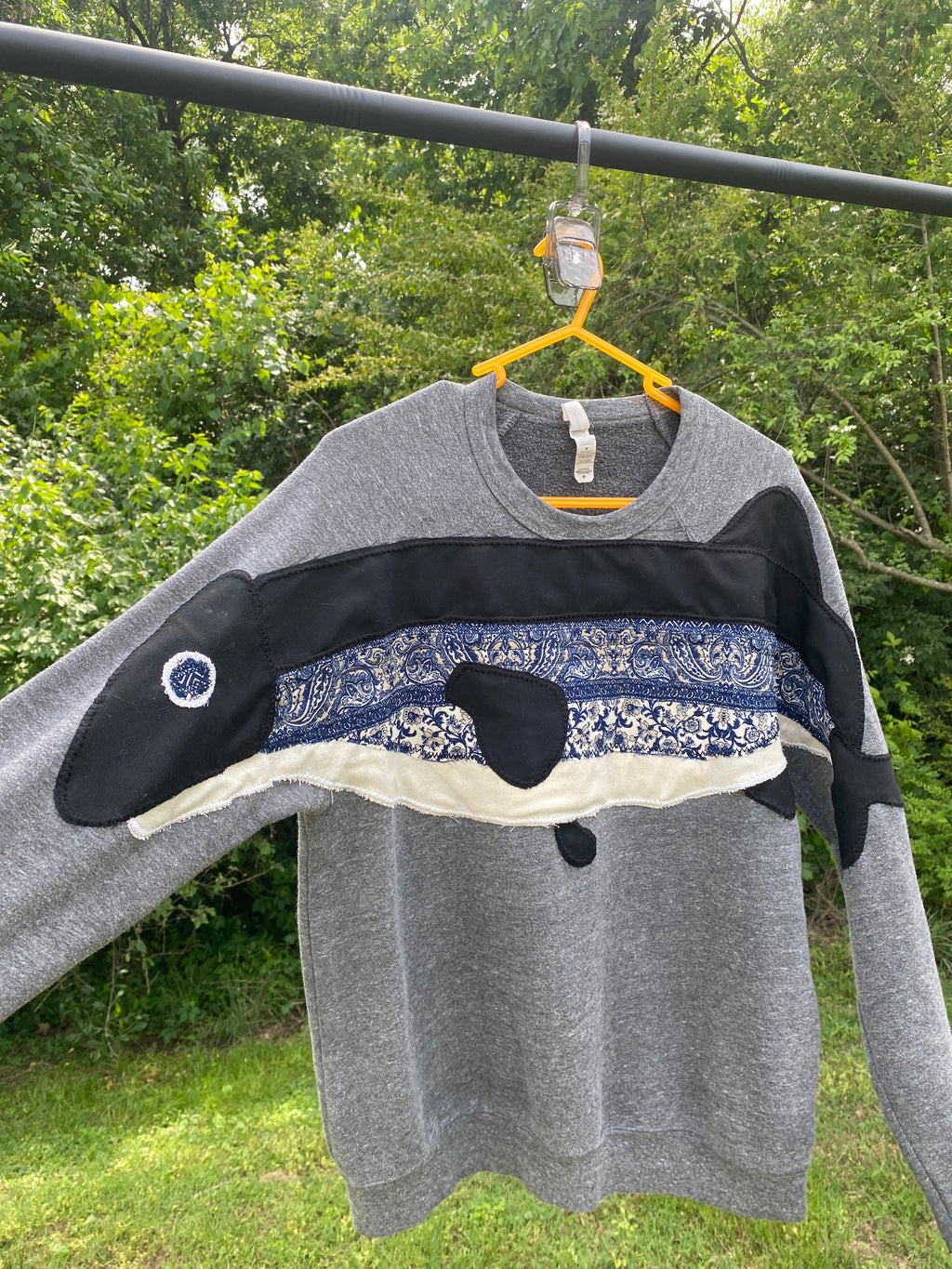FISH HUG- M Crewneck