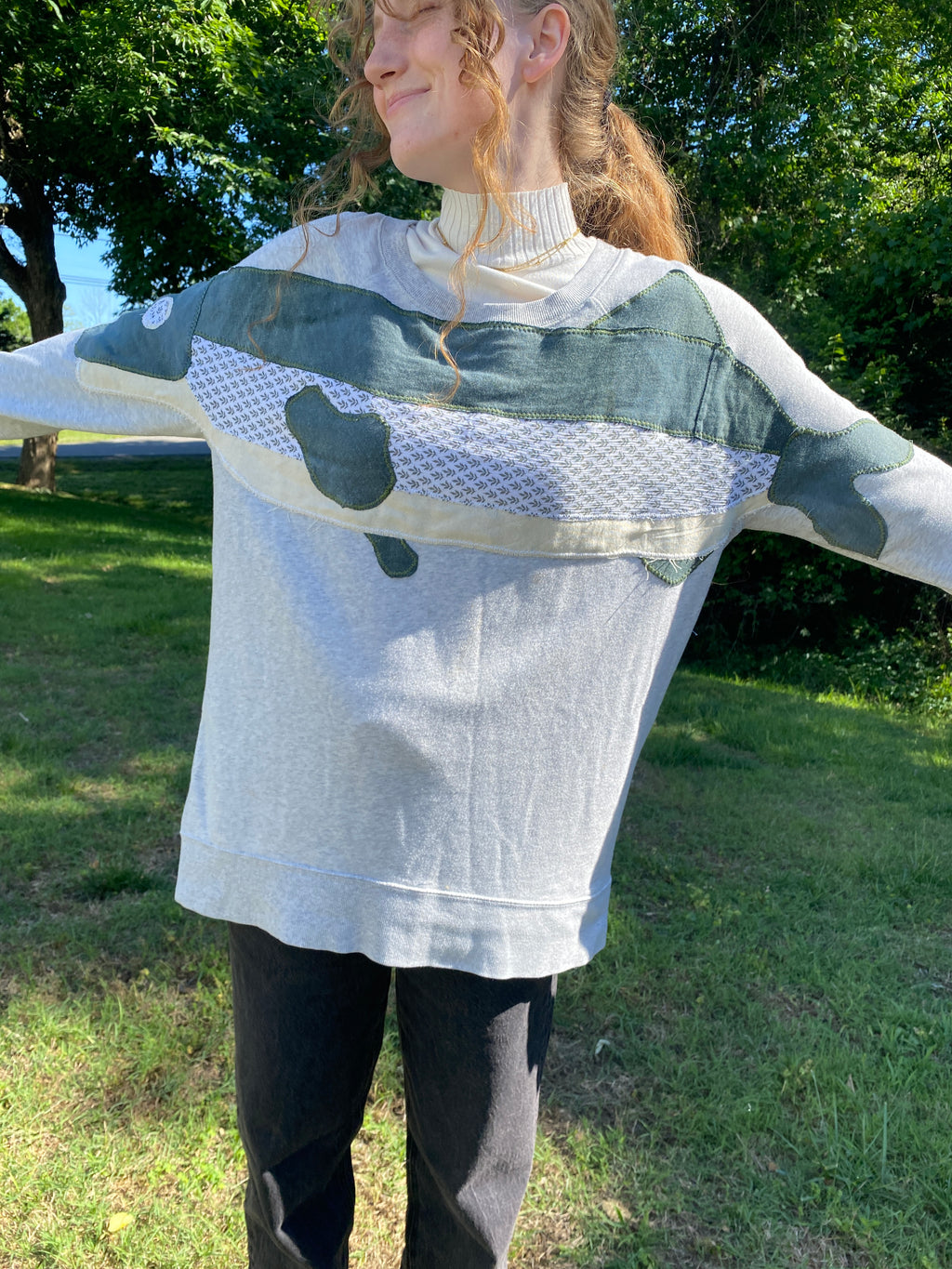 FISH HUG- L Crewneck