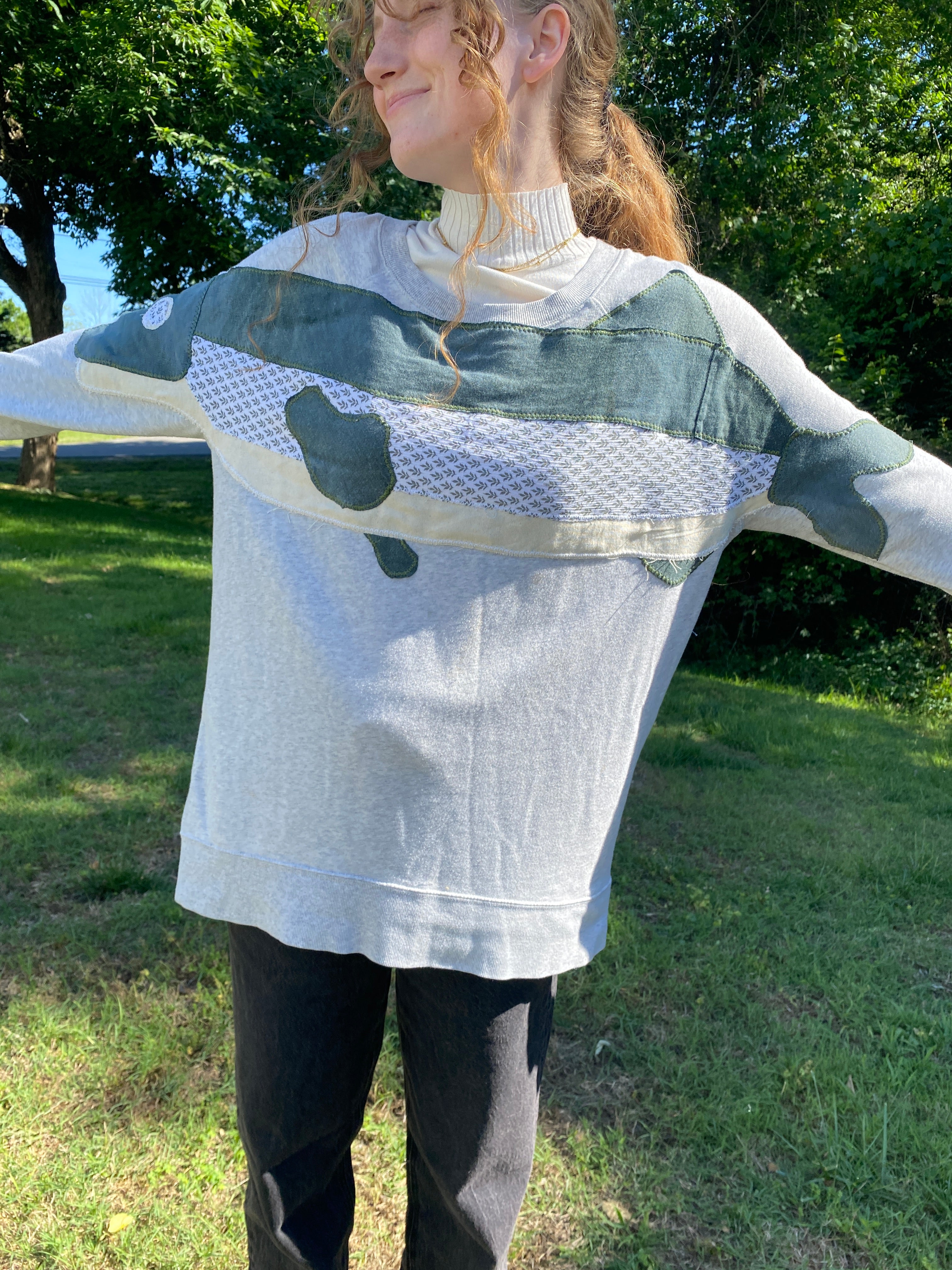 FISH HUG- L Crewneck